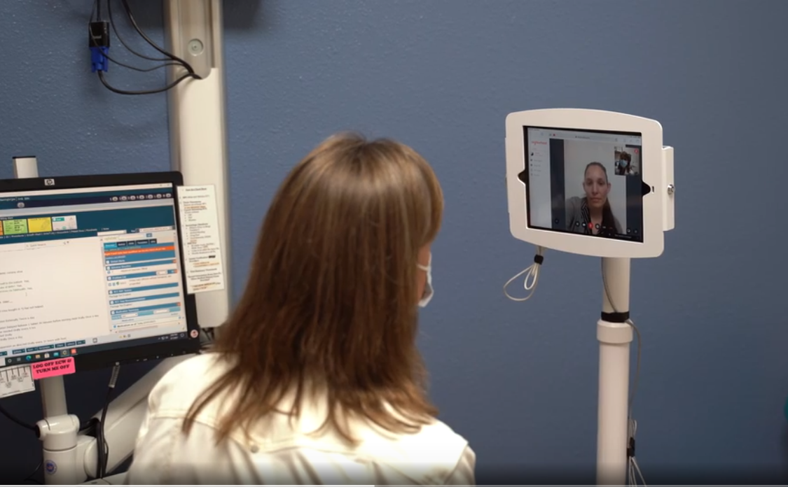 Rolling Exams: Workstations on Wheels Make Hybrid Consultations Easy